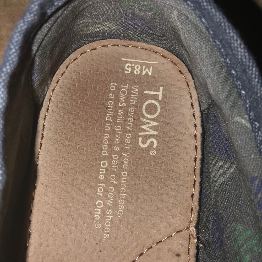 TOMS - Picture 3 of 4
